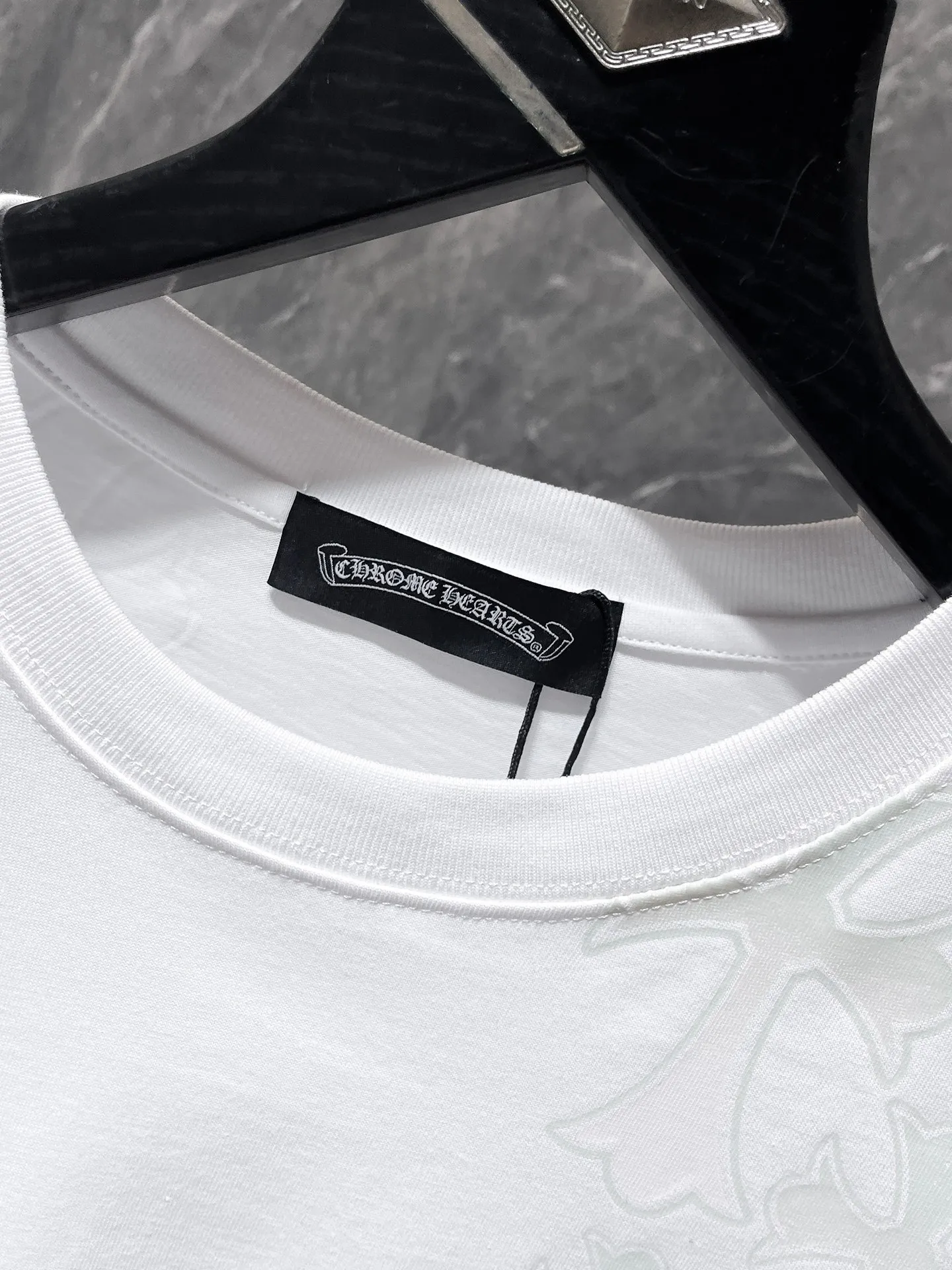 P180 New Chrome Hearts 25ss for summer. High-weight, environmentally friendly and high-quality top-grade fabric. 280g Chrome Hearts new design light-sensitive color-changing cross short-sleeves. Counter synchronization. Re-engraved version 1:1. Recommended color: white. Size: S, M, L, XL.